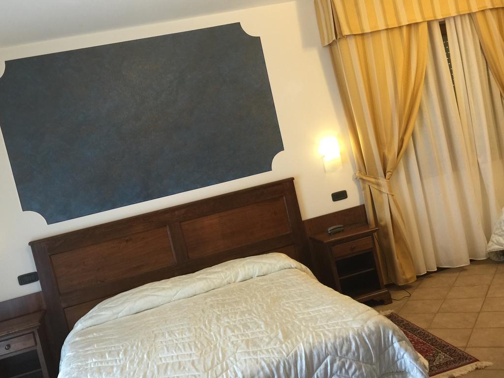 Hotel Ristorante Al Brunello Di Монтальчино Номер фото