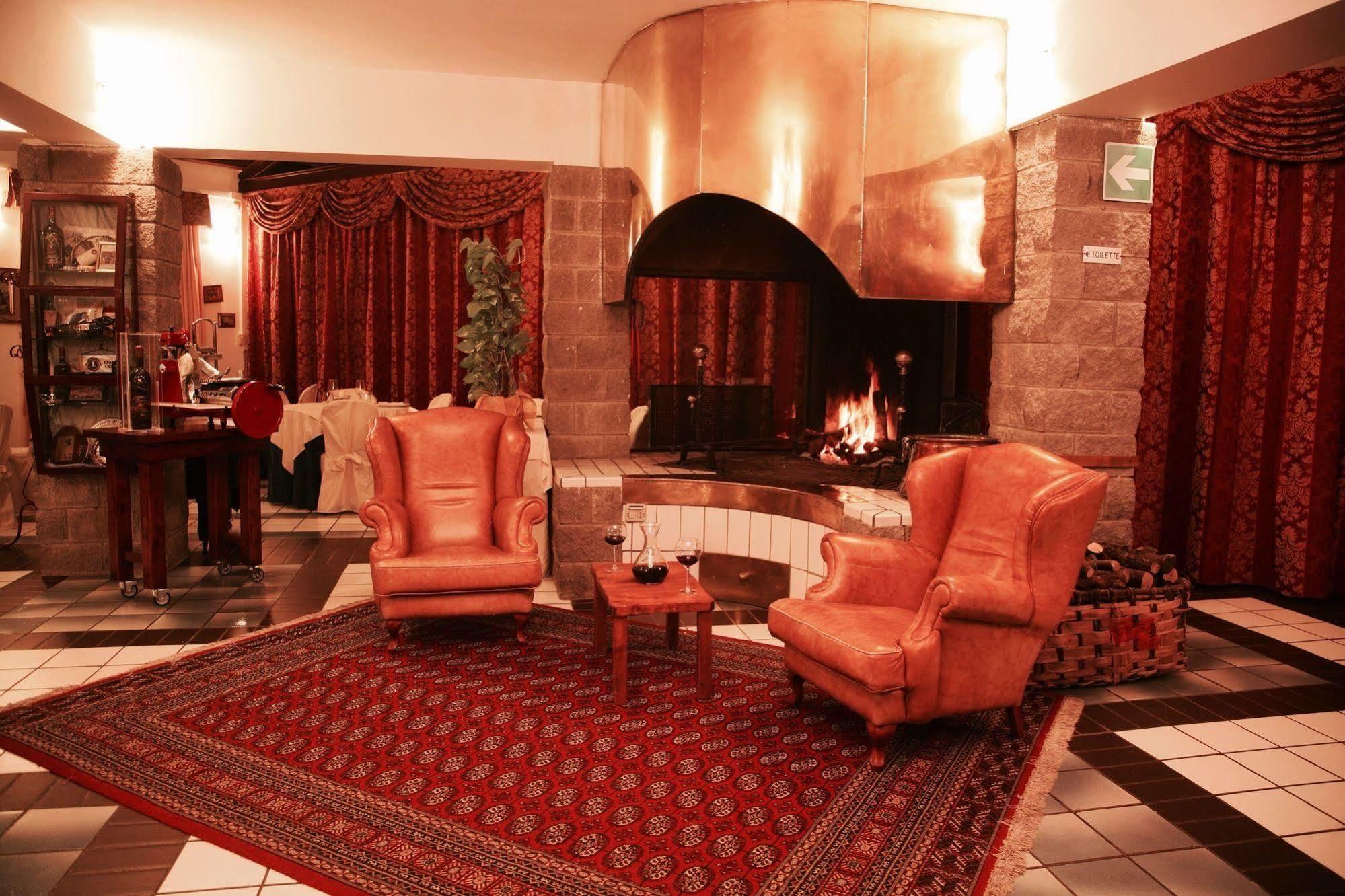Hotel Ristorante Al Brunello Di Монтальчино Екстер'єр фото